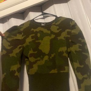 Puffy shoulder long sleeve camo crop top